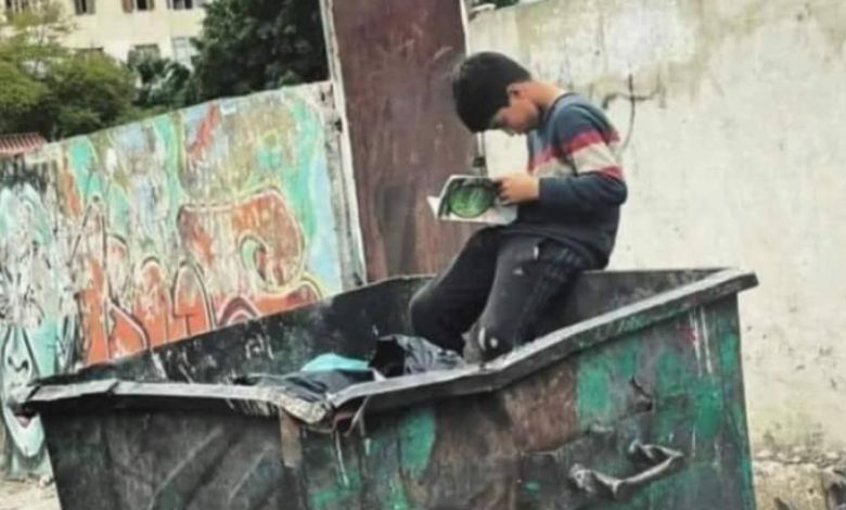 تفاعل الشارع اللبناني مع طفل سوري لاجئ في لبنان، جلس يقرأ كتابًا خلال جمعه للخردة في أحد شوارع العاصمة بيروت.
