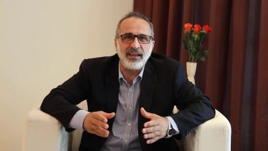 قال المعارض السوري أحمد معاذ الخطيب أن اللجنة الدستورية انحرفت، وعرابها غير يدرسون مجرد شخص خائب يتعامل مع معارضة بليدة.